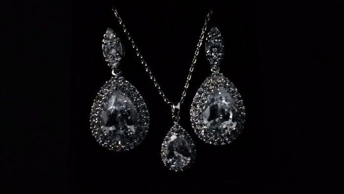 Conjunto de brincos e colar