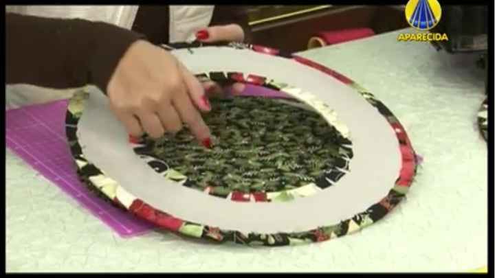 2 - Não precisa colar o tecido nos dois lados do papelão (não esqueça o picadinho)