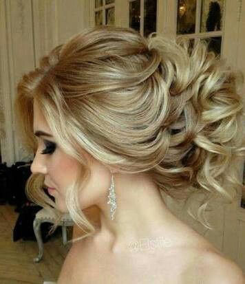Qual penteado usar com vestido sereia? 14