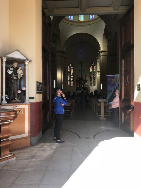 caminho para o altar, o noivo só bisbilhotando kkkk