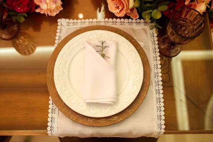 Toalha Individual, Souplat talhado com prato de porcelana e guardanapo dobrado decorado 