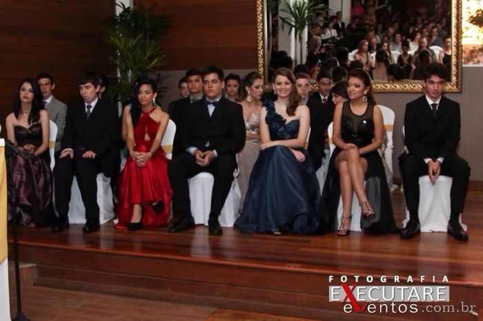 Sentada: Com as pernocas de fora, hahaha