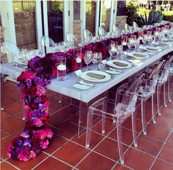 Por que não quebrar a simplicidade da mesa com MUITAS flores?