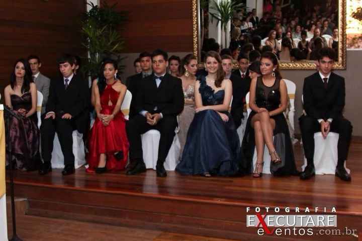 Sentada: Com as pernocas de fora, hahaha