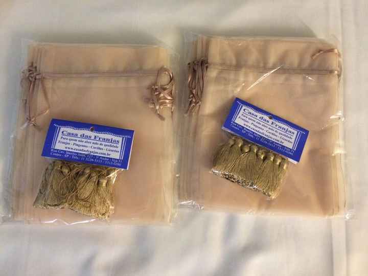 Franjas e saquinhos para colocar os aromatizadores dos padrinhos. Saquinhos com 10, foi uns 12 reais