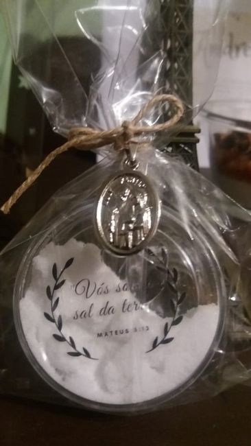Sal bento e medalha da Sagrada Família
