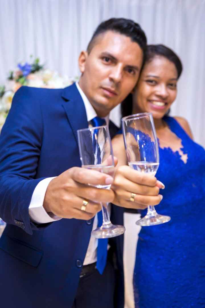 essa é a nossa aliança linda, na foto estamos na nossa festa de noivado