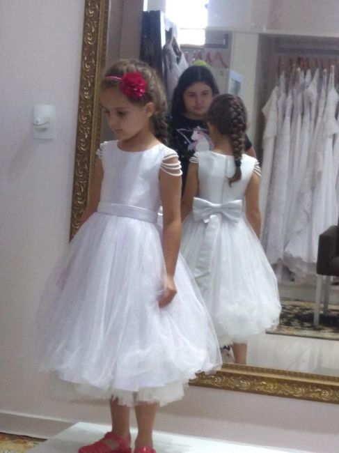 Minha daminha Anna, só não reparem que a armação está mais comprida que o vestido hehe a armação men