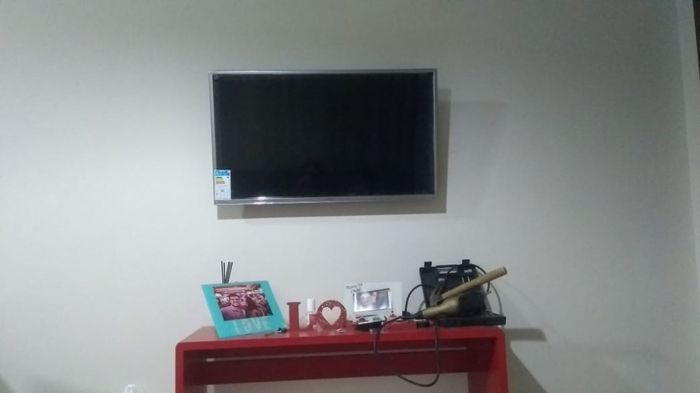 nessa foto ainda ta uma baguncinha mais depois eu arrumei heheh, colocamos a TV na parede e roubei o