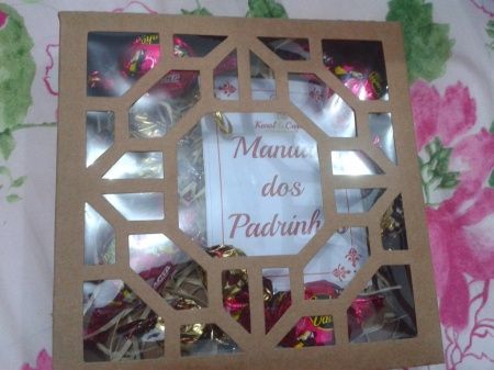 caixinha dos padrinhos com bombons e manual