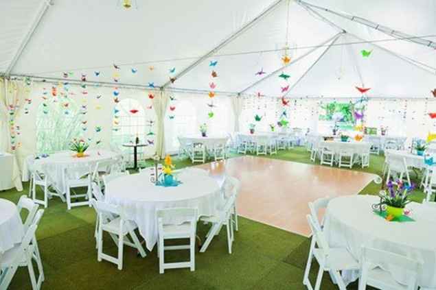 Decoracao colorida com origamis