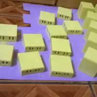 Usamos tinta branca a base d'agua e bisnaga amarela