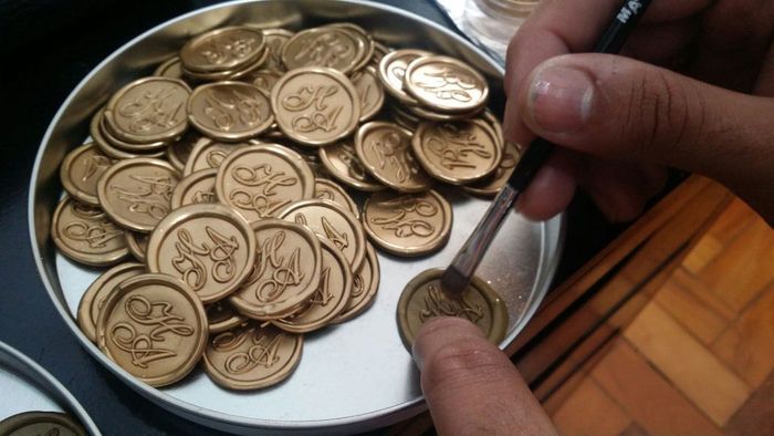 Pigmentando de dourado o lacre