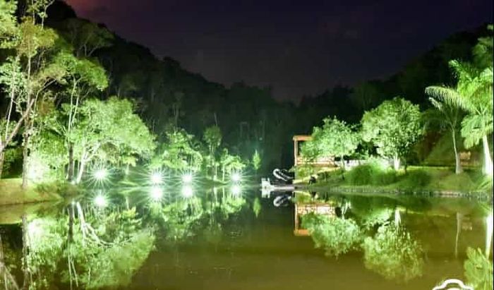 Iluminação do lago a noite