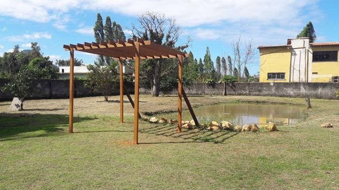 pergolado com lago