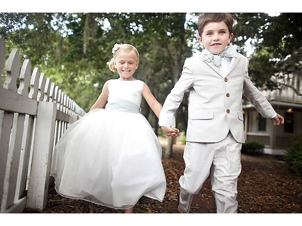 Na hora de vestir as crianças para o casamento… 