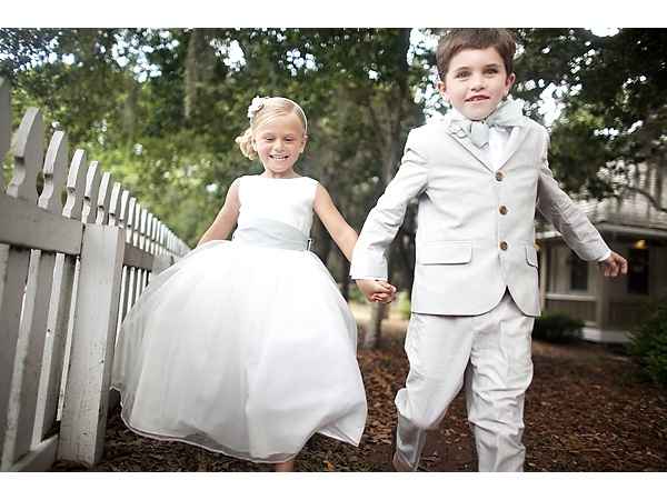 Na hora de vestir as crianças para o casamento… 