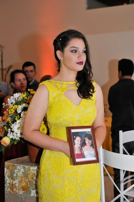 as damas de honra entraram com um quadro com uma foto da epoca em que nos conhecemos