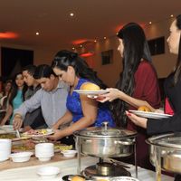 outro lado da mesa de frios