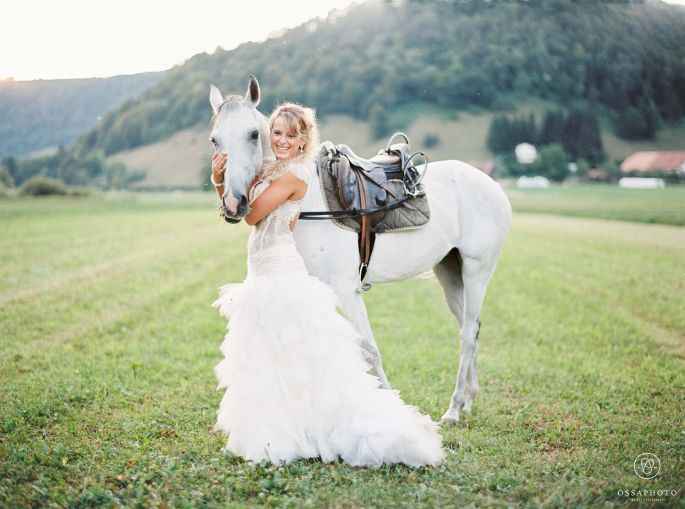 Chegando de cavalo branco
