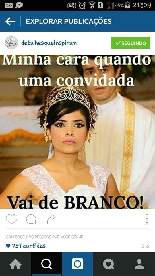 Pessoas de branco em seu casamento - 2