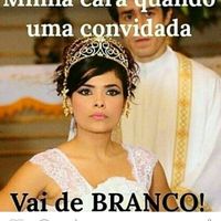Pessoas de branco em seu casamento - 2