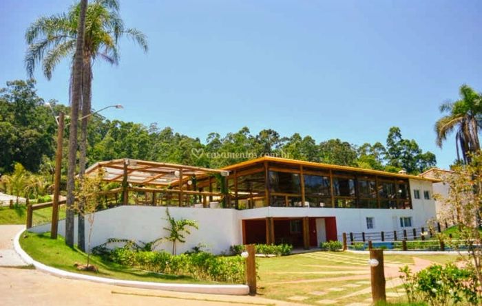 visão da entrada principal, com vista para o salão principal e adcional