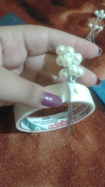 3° - Envolva-os com fita crepe para fixar um ao outro.