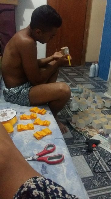 Noivinho com a mão na massa! rsrs Pintando as caixinhas das lembrancinhas... ♥