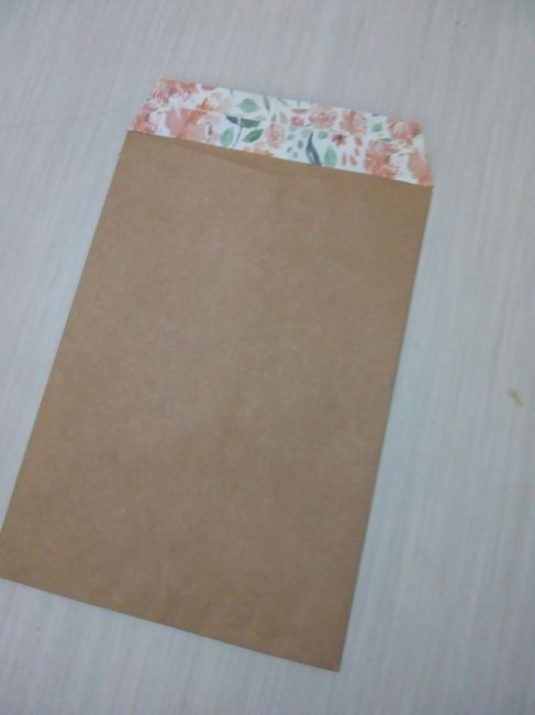 Envelope com detalhe na parte de dentro da aba de abrir