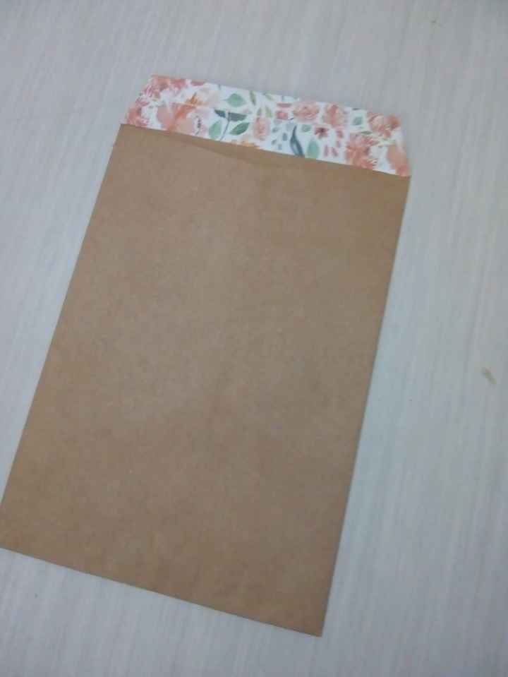 Envelope com detalhe na parte de dentro da aba de abrir