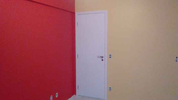 No outro quarto, fizemos um ambiente colorido, cada parede de uma cor
