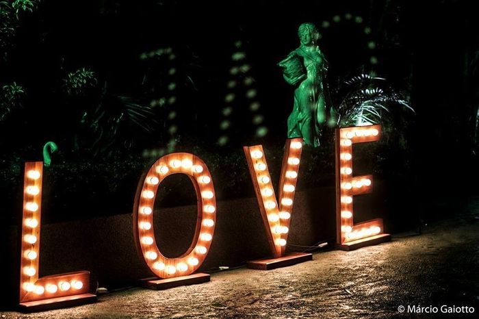 Letreiro luminoso LOVE