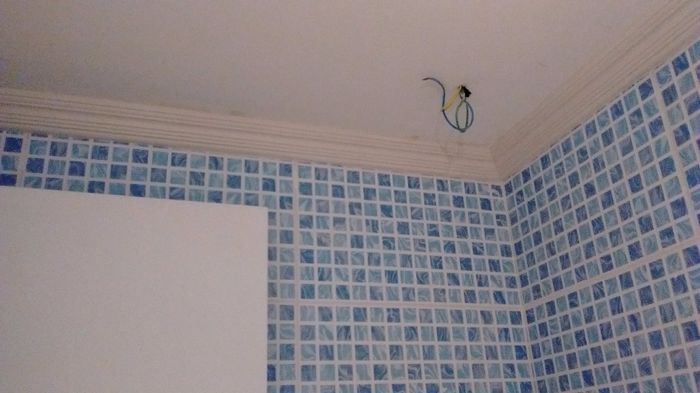 Como não entramos num acordo, fizemos cada banheiro com um revestimento diferente
