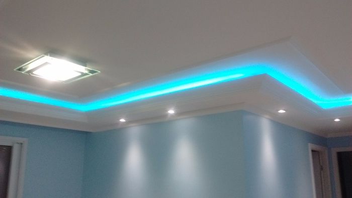 E colocamos luz de led na sanca, além de spots