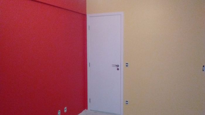 No outro quarto, fizemos um ambiente colorido, cada parede de uma cor