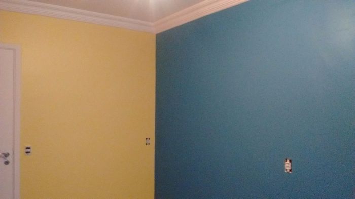 No outro quarto, fizemos um ambiente colorido, cada parede de uma cor