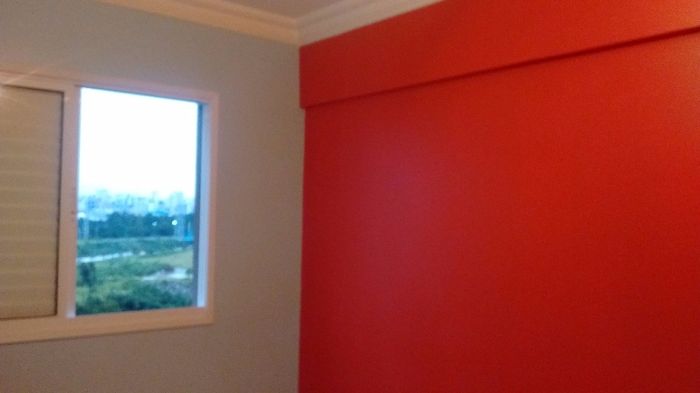 No outro quarto, fizemos um ambiente colorido, cada parede de uma cor