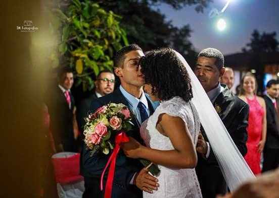 usei algumas cores alegres no meu tambem, e meu casamento foi ao ar livre e comecou as 16:30