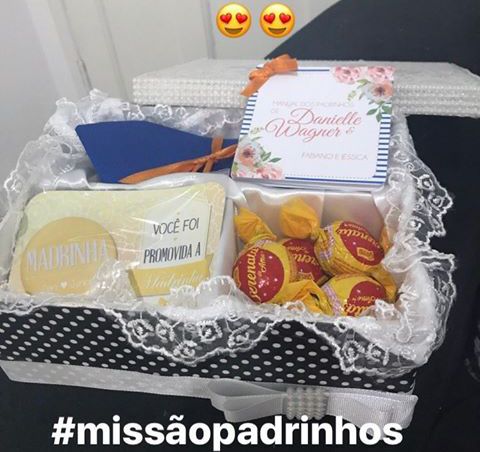Demos gravata, bottons para o casal, bombons e o manual dos padrinhos!!!