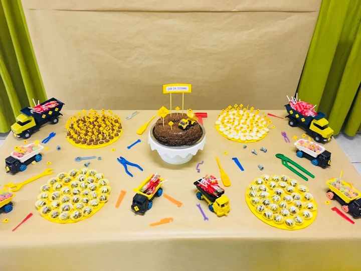Mesa do bolo com caminhões e ferramentinhas