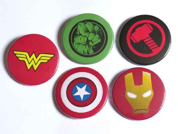 No lugar das lapelas vamos dar botons de super heróis (meu noivo ama) 