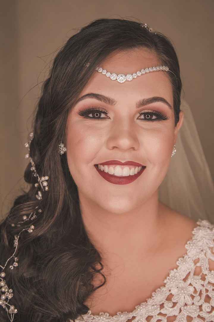 Dois sonhos realizados em uma só foto, a tiara testeira e o penteado lateral.