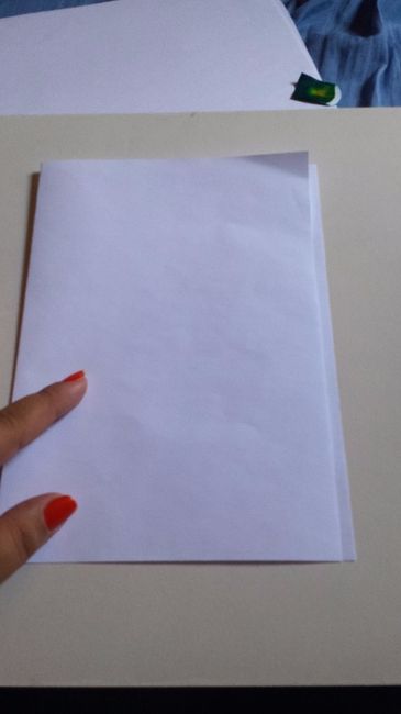 dobre a folha quase ao meio deixando 0,5 cm de diferença