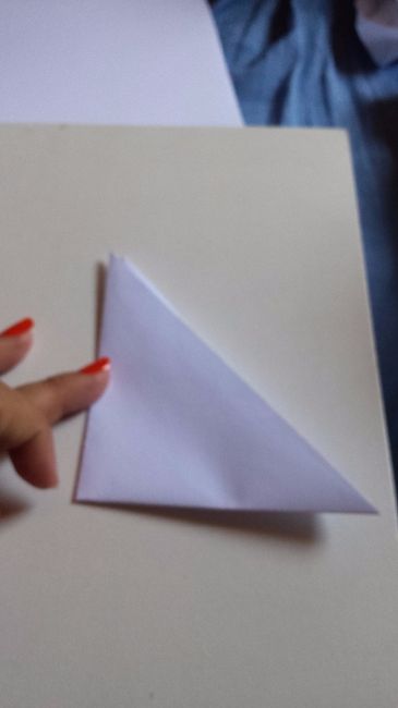 depois de dobrado é só abrir e ficara com uma marca de X no meio.