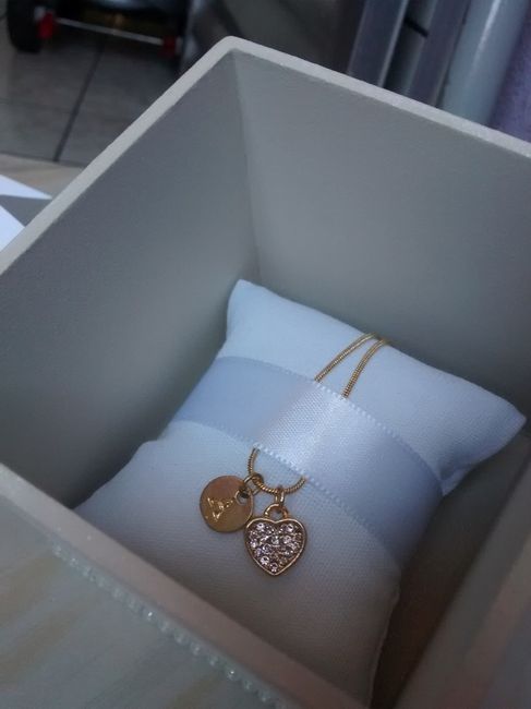 Interior (madrinhas) - uma pulseirinha com coração e a inicial de cada madrinha/demoiselle.