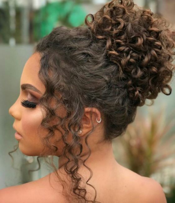 Noiva com cabelo crespo: qual tipo de penteado prefere? 2