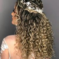 Noiva com cabelo crespo: qual tipo de penteado prefere? - 1
