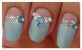 delicada com tom pastel e strass