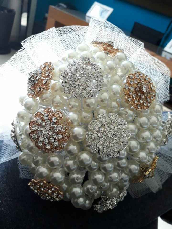  Buquê de pérolas e broches - 1